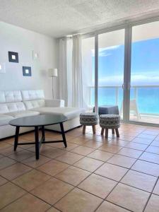 - un salon avec un canapé blanc et une table dans l'établissement Miami on the Beach-Best ocean sunrise-Miami Beach, à Miami Beach