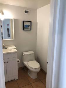 La salle de bains est pourvue de toilettes blanches et d'un lavabo. dans l'établissement Miami on the Beach-Best ocean sunrise-Miami Beach, à Miami Beach