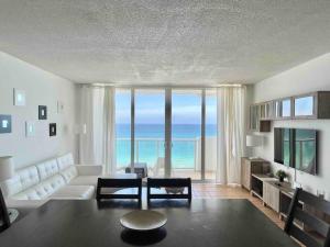 - un salon avec vue sur l'océan dans l'établissement Miami on the Beach-Best ocean sunrise-Miami Beach, à Miami Beach