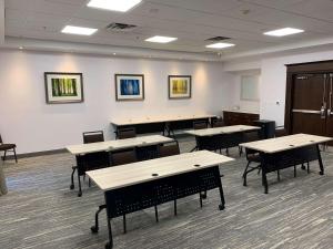 uma sala de aula com mesas e cadeiras numa sala em Hampton Inn London Ontario em London