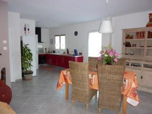 maison zen 60m2 proche Aubenas le Baya في Ucel: مطبخ وغرفة طعام مع طاولة وكراسي