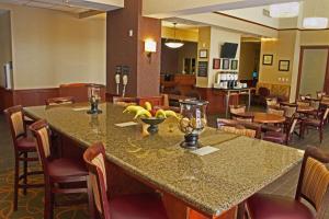 um lobby com uma grande mesa com frutas em Hampton Inn & Suites Chesapeake-Battlefield Boulevard em Chesapeake