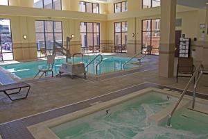 una gran piscina cubierta con bañera de hidromasaje en Hampton Inn & Suites Chesapeake-Battlefield Boulevard, en Chesapeake