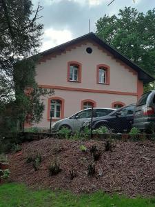 una casa con coches aparcados delante de ella en Borovnička en Borovnička