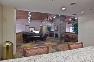 a hotel lobby with a dining area and a table and chairs at Hampton Inn & Suites Chillicothe in Chillicothe