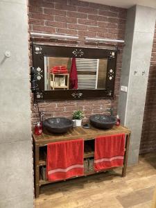 a bathroom with two sinks and a brick wall at Borovnička in Klein Borowitz