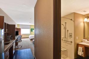 Habitación de hotel con baño con ducha. en Home2 Suites by Hilton Albuquerque Downtown/University en Albuquerque