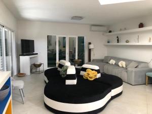 una sala de estar con una cama grande en el centro en CASA DOS CATOS, en Praia Verde