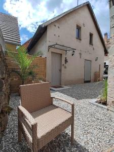 a bench sitting in front of a building at Appartement indépendant avec extérieur in Epfig