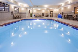 una gran piscina de agua azul en un edificio en Homewood Suites Davenport, en Bettendorf