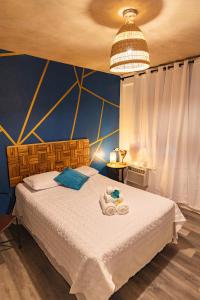 1 dormitorio con 1 cama grande y pared azul en Vieques Tropical Guest House, en Vieques