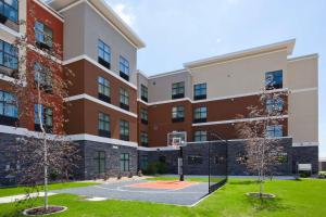 um edifício de apartamentos com um campo de basquetebol no pátio em Homewood Suites Davenport em Bettendorf