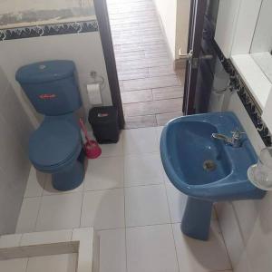 ein Badezimmer mit einem blauen WC und einem Waschbecken in der Unterkunft Casa Playa Punta Bikini in San Jacinto