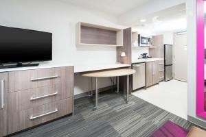 Кухня или мини-кухня в Home2 Suites By Hilton King Of Prussia Valley Forge
