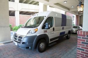 Una ambulancia blanca estacionada frente a un edificio en Hampton Inn & Suites Providence Downtown en Providence