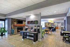 Posezení v ubytování Hampton Inn Sayre