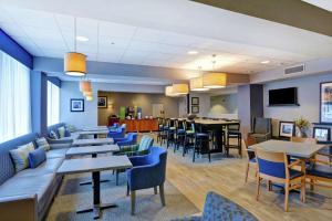 Posezení v ubytování Hampton Inn Sayre