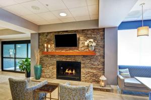 sala de estar con chimenea y TV en Hampton Inn Sayre en Sayre