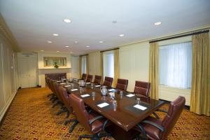 una gran sala de conferencias con una mesa larga y sillas en Hampton Inn & Suites Providence Downtown en Providence