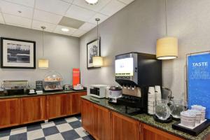 Příslušenství pro přípravu čaje a kávy v ubytování Hampton Inn Sayre