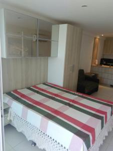 ein Schlafzimmer mit einem großen Bett in einem Zimmer in der Unterkunft Flat de frente ao mar in Conde