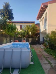 una piscina en el patio de una casa en DOMEK Villa a 100mt dalla spiaggia, en Capoterra