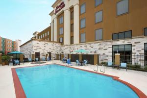 une grande piscine en face d'un hôtel dans l'établissement Hampton Inn and Suites Houston Pasadena, à Pasadena
