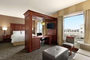 ein Hotelzimmer mit einem Bett und einem Schreibtisch in der Unterkunft Hampton Inn and Suites Houston Pasadena in Pasadena