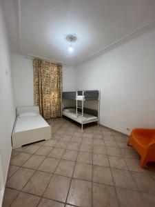 Zimmer mit einem Zimmer mit einem Bett und einem Tisch in der Unterkunft Signorina In Rome in Rom