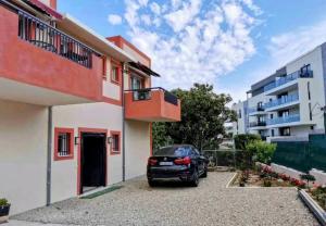 een auto geparkeerd voor een gebouw bij Oasis Marin 1 Studio Proche Mer in Cagnes-sur-Mer