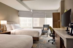 Postel nebo postele na pokoji v ubytování Hilton Garden Inn New York Times Square South