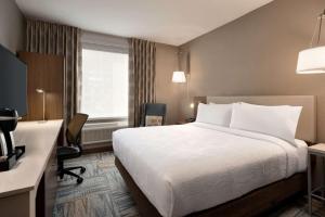 Postel nebo postele na pokoji v ubytování Hilton Garden Inn New York Times Square South
