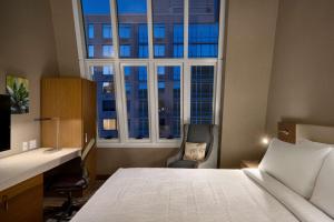 Postel nebo postele na pokoji v ubytování Hilton Garden Inn New York Times Square South