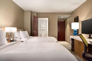 Postel nebo postele na pokoji v ubytování Hilton Garden Inn New York Times Square South