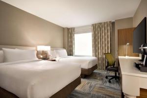 Postel nebo postele na pokoji v ubytování Hilton Garden Inn New York Times Square South