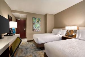 Postel nebo postele na pokoji v ubytování Hilton Garden Inn New York Times Square South