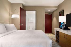 Postel nebo postele na pokoji v ubytování Hilton Garden Inn New York Times Square South