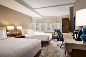 Postel nebo postele na pokoji v ubytování Hilton Garden Inn New York Times Square South