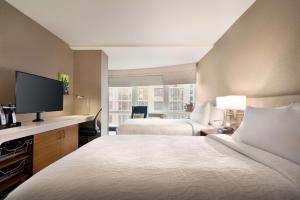 Postel nebo postele na pokoji v ubytování Hilton Garden Inn New York Times Square South