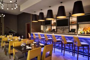 Lounge nebo bar v ubytování Hilton Garden Inn New York Times Square South