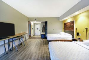 南波特蘭的住宿－Tru By Hilton Portland Airport Area Me，酒店客房设有两张床和一台平面电视。