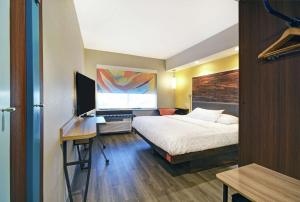 מיטה או מיטות בחדר ב-Tru By Hilton Portland Airport Area Me