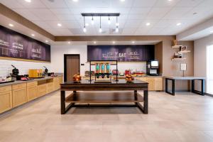 针城Hampton Inn Needles的医院的大厅,有一张桌子和食物