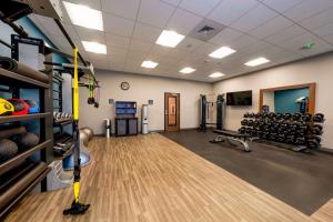 een fitnessruimte met halters en gewichten in een kamer bij Hampton Inn Needles in Needles