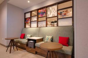 Hampton Inn Needles的休息区