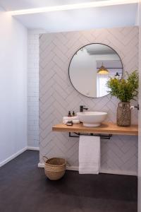 a bathroom with a sink and a mirror at APARTAMENTO JUNTO A HOSPITAL REAL in Granada