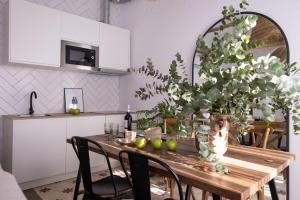 a kitchen with a wooden table with plants on it at APARTAMENTO JUNTO A HOSPITAL REAL in Granada