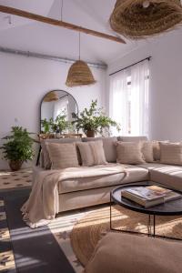 uma sala de estar com um sofá e uma mesa em APARTAMENTO JUNTO A HOSPITAL REAL em Granada