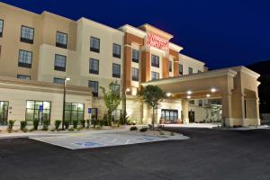 um hotel com um parque de estacionamento em frente em Hampton Inn & Suites Salt Lake City/Farmington em Farmington