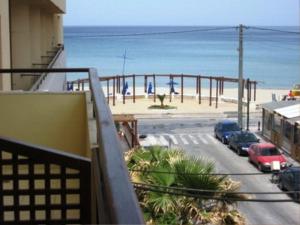 - un balcon avec vue sur la plage et les voitures dans l'établissement Evagellina Studios, à Réthymnon